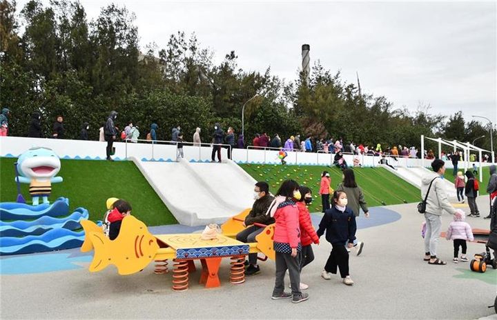 ▲公園規劃有溜滑梯與兒童遊憩設施，適合親子前來遊玩。　圖：彰化縣政府／提供