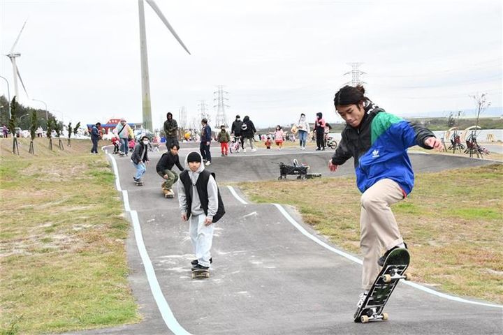 ▲公園還規劃了彰化首座的越野單車 PUMP TRACK 場地，可供滑板使用。　圖：彰化縣政府／提供