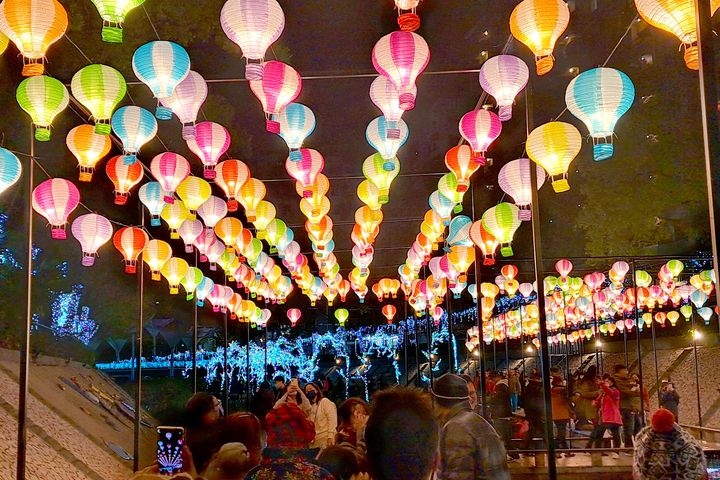 ▲繽紛多彩的熱氣球燈飾，讓人彷彿置身在夢幻的糖果國度裡。　圖：新北市政府水利局／提供