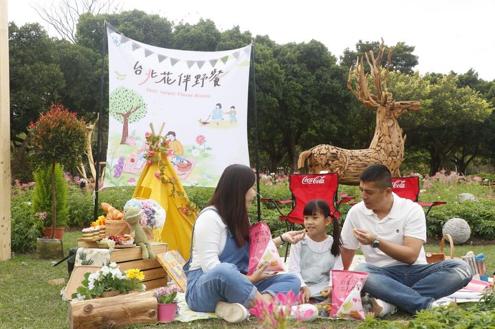 「台北花伴野餐」與華元野菜園聯名推出零食包。　圖：台北市政府觀光傳播局／提供