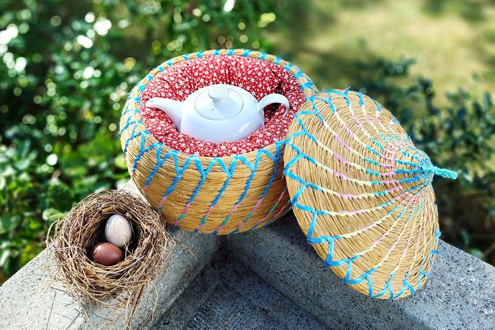 「茶壽」是以稻草編織的茶水保溫器，設計概念來自於能為鳥蛋保溫的「鳥巢」。　圖：新北市政府文化局／提供