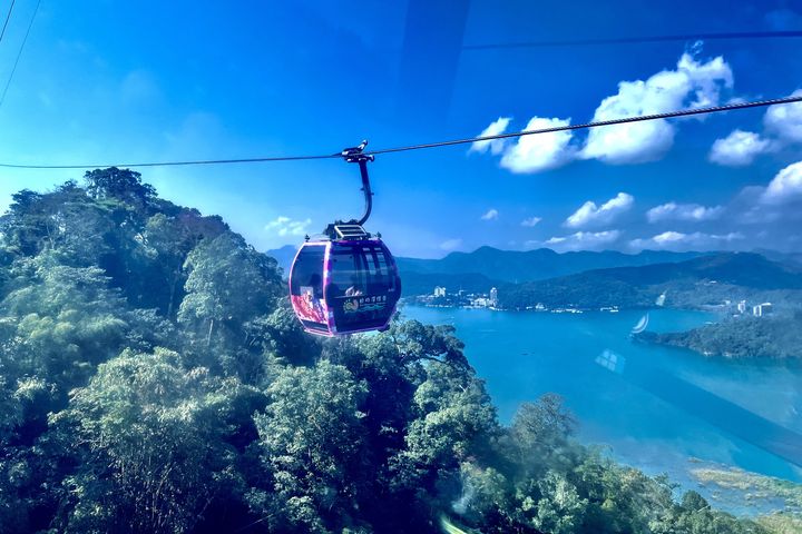 ▲搭乘日月潭纜車，從高空俯瞰日月潭湖光山色。　圖：九族文化村／提供