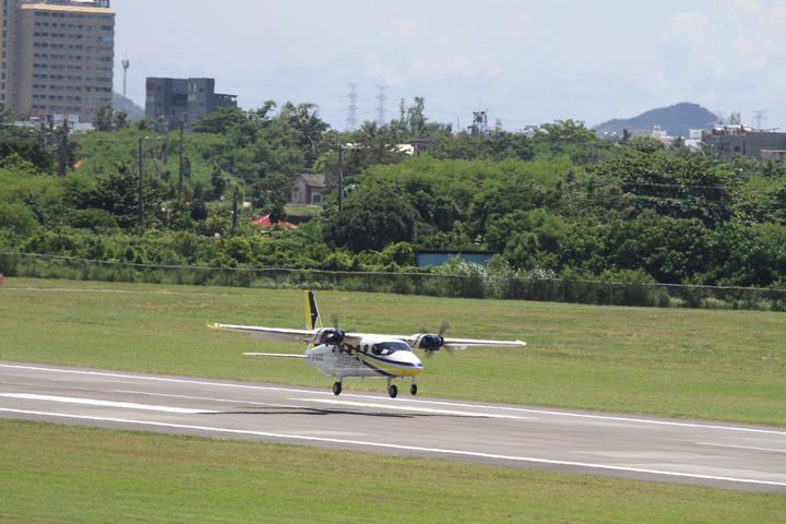 ▲享有「空中法拉利」美名的雙發動機種 P2012 試降恆春機場。　圖：屏東縣政府／提供