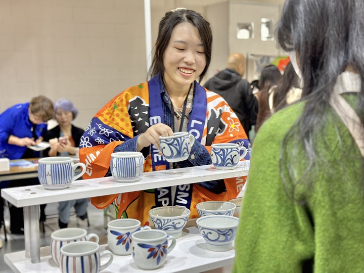 ▲愛媛的砥部燒在「大愛媛展」的展售備受歡迎，也和新北市的鶯歌陶瓷博物館有密切交流。　圖：蔡雅雯／攝影