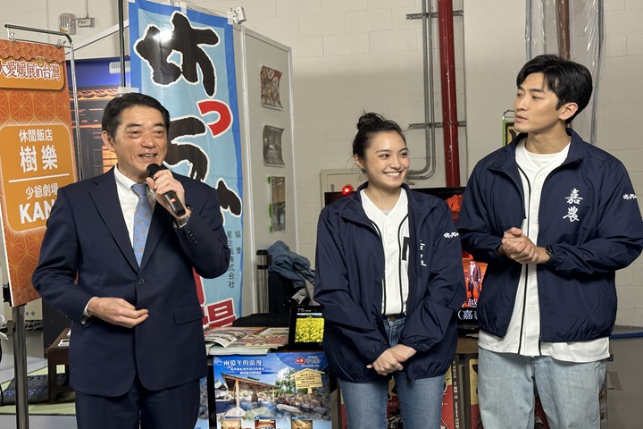 愛媛縣長中村時廣介紹「KANO」音樂劇的台灣演員，歡迎台灣民眾前來愛媛可順遊「少爺劇場」看這部台日友好棒球紀念劇。　圖：蔡雅雯／攝影