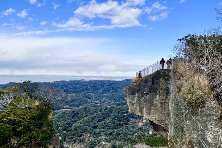 ▲鋸山因看似鋸子的採石遺跡而得名，從山頂展望台能眺望風景。　圖：向日遊顧問有限公司