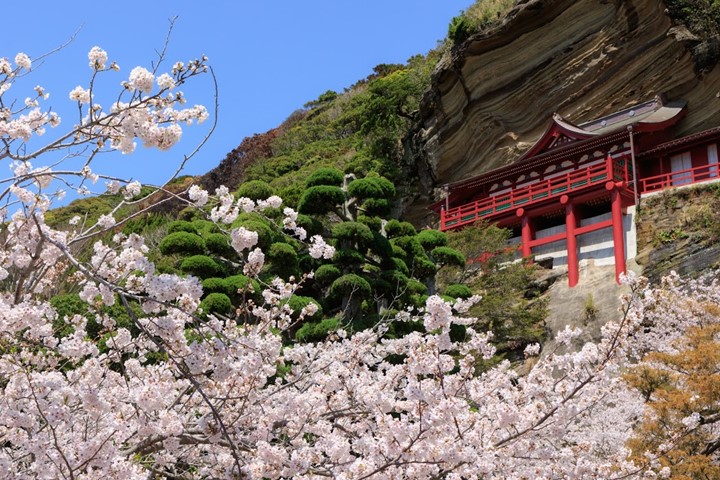▲沿著峭壁搭建的觀音堂為特殊奇觀。　圖：向日遊顧問有限公司
