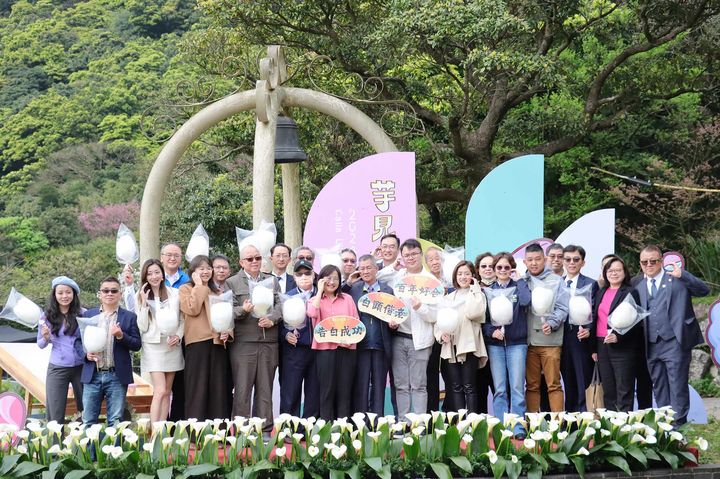 ▲副市長林奕華在花農打造的地景藝術示範拍照打卡，並與花田中採花的孩子們合影。　圖：台北市政府產業發展局／提供