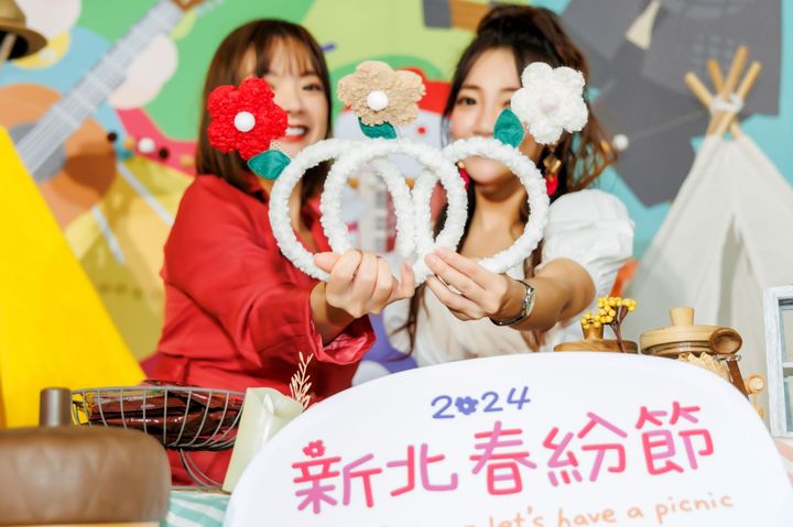 凡是穿著「花朵服飾」的遊客，就能換取一份限量「小花髮箍」春紛禮。　圖：新北市政府水利局／提供