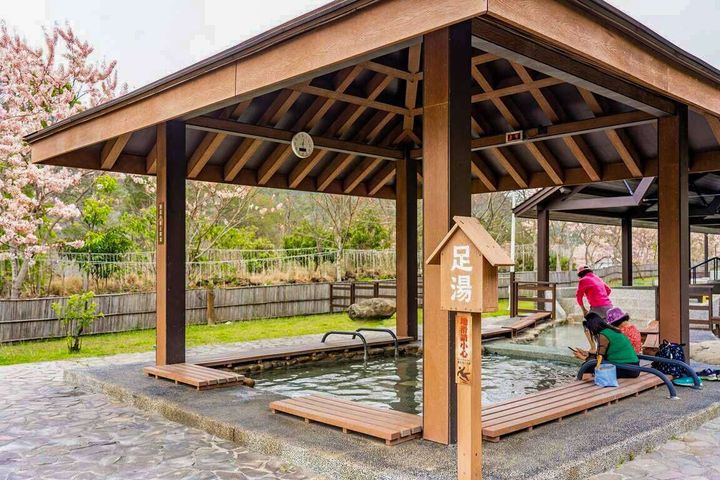 ▲寶來花賞溫泉公園內有足湯、大眾池等泡湯設施。　圖：高雄市政府觀光局／提供