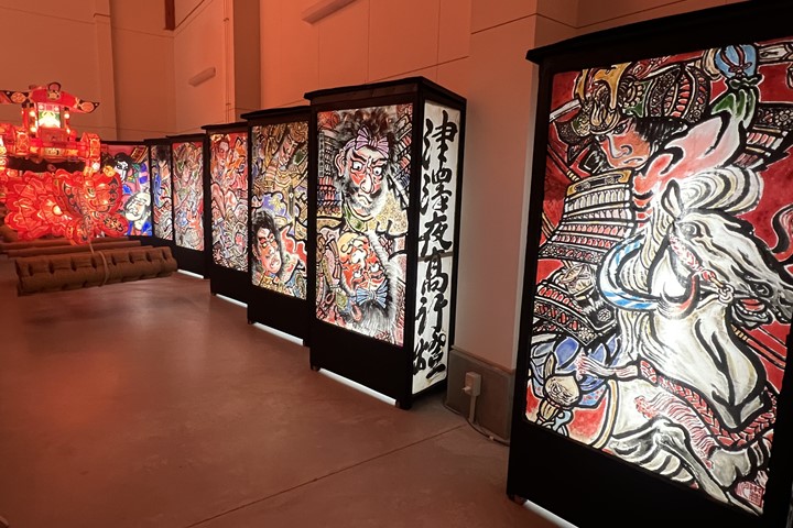 ▲津澤行燈交流會館展示遊行中登場的行燈以及彩繪行燈。　圖：向日遊顧問有限公司／提供