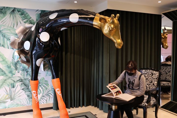 悅樂旅店台中文心店以書為主題，連長頸鹿都愛閱讀。　圖：悅樂旅店／提供