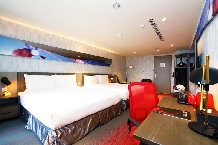 ▲麗寶賽車旅店 T11 超越客房2大床。　圖：麗寶樂園渡假區／提供