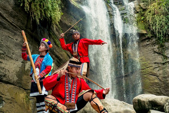 「鄒族」型男劇照展現甩動趕鳥器的臂力。　圖：嘉義縣文化觀光局／提供