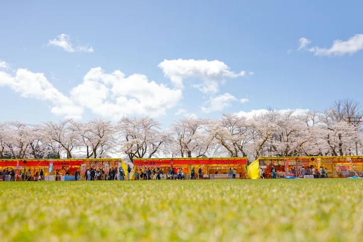 ▲春之祭活動期間，中央公園綠地聚集琳琅滿目的攤販。　圖：十和田奧入瀨觀光機構／提供