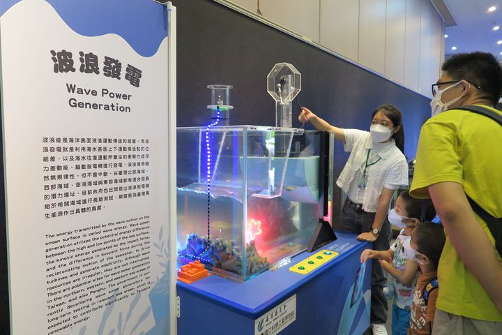 ▲海洋教育嘉年華闖關活動：感受海洋能量體驗發電過程。　圖：國立海洋生物博物館／提供
