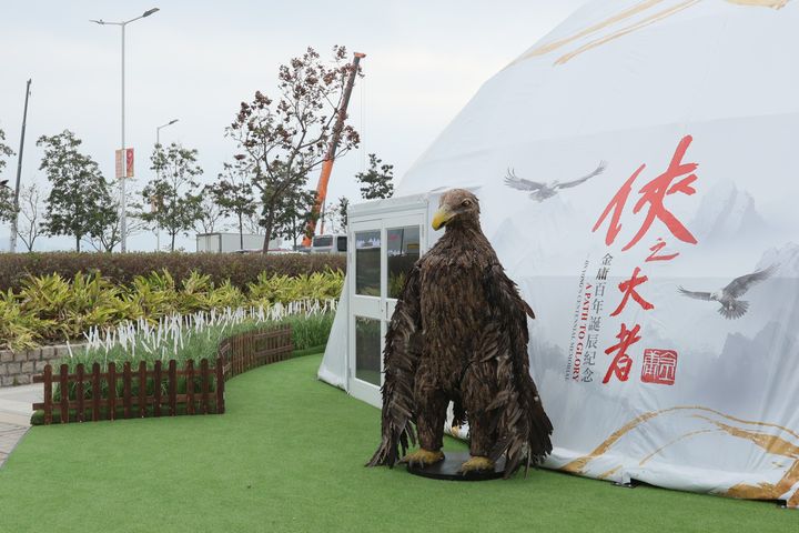 《俠之大者－金庸百年誕辰紀念》有36尊金庸角色人物雕塑可細細品味；圖為神雕俠侶－大雕。　圖：香港旅遊發展局／提供