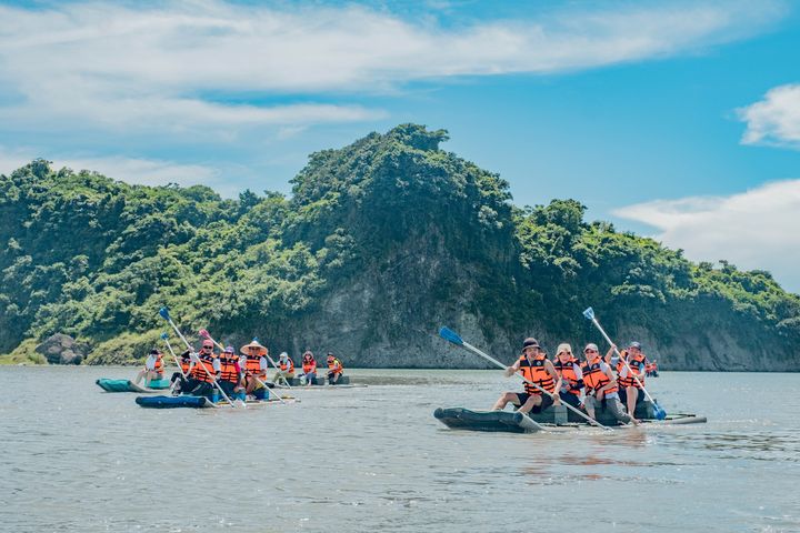海派河口玩家，解鎖有趣的划膠筏體驗，近距離探索秀姑巒溪的獨特地景。　圖：東部海岸國家風景區管理處／提供