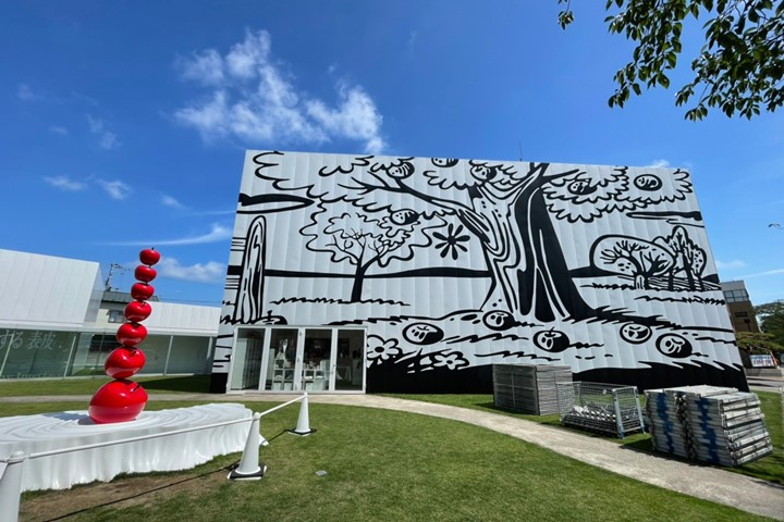 十和田市現代美術館外牆的黑白蘋果樹壁畫與紅色蘋果雕塑互相呼應，表達青森盛產蘋果的特色。　圖：向日遊顧問有限公司／提供 