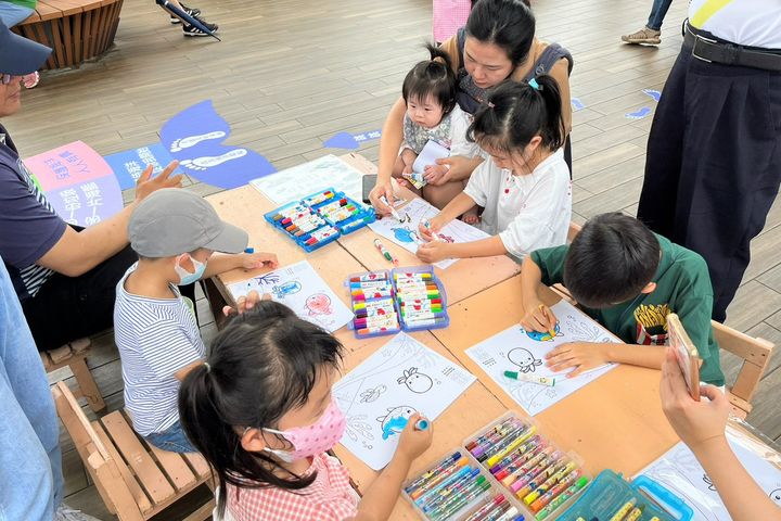 ▲潮嚮市集同步規劃安排主題手作活動，讓親子家庭逛市集之餘也能一起同樂。　圖：基隆市政府產業發展處／提供