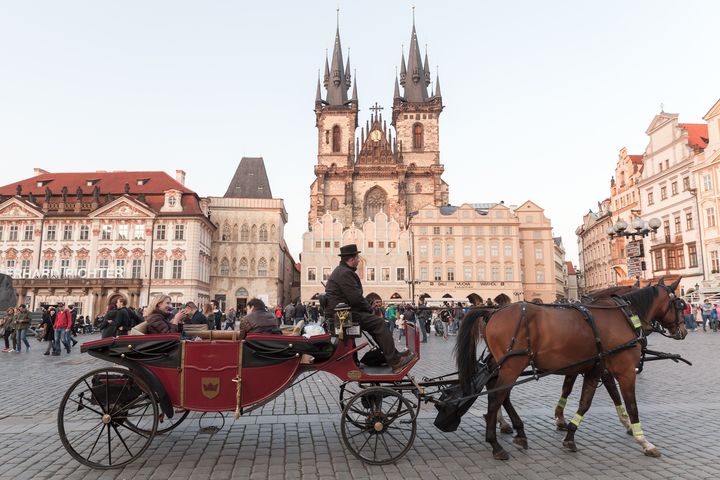 ▲造訪布拉格，不可錯過搭馬車逛古城體驗。　圖：喜鴻假期／提供