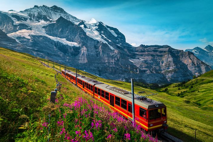 ▲搭乘黃金景觀列車漫遊瑞士度假山城，放鬆心情恣意擷取曼妙美景。　圖：喜鴻假期／提供