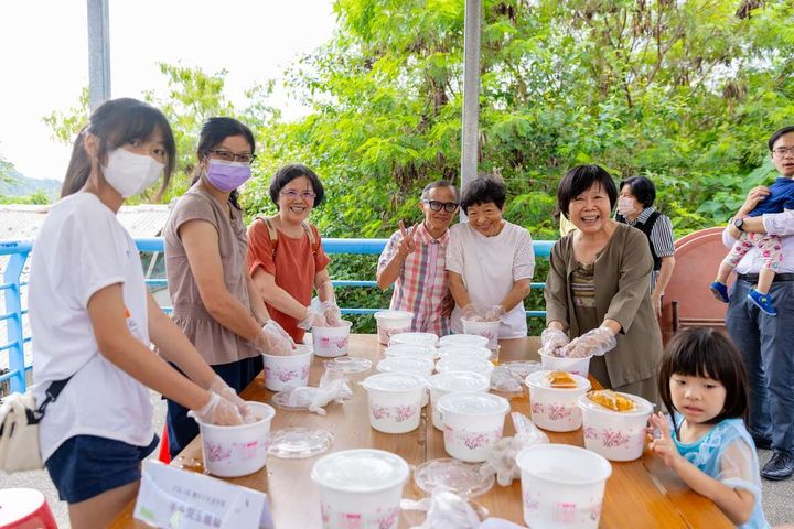 ▲DIY手作過程記錄旅行樂趣。　圖：高雄市政府觀光局／提供