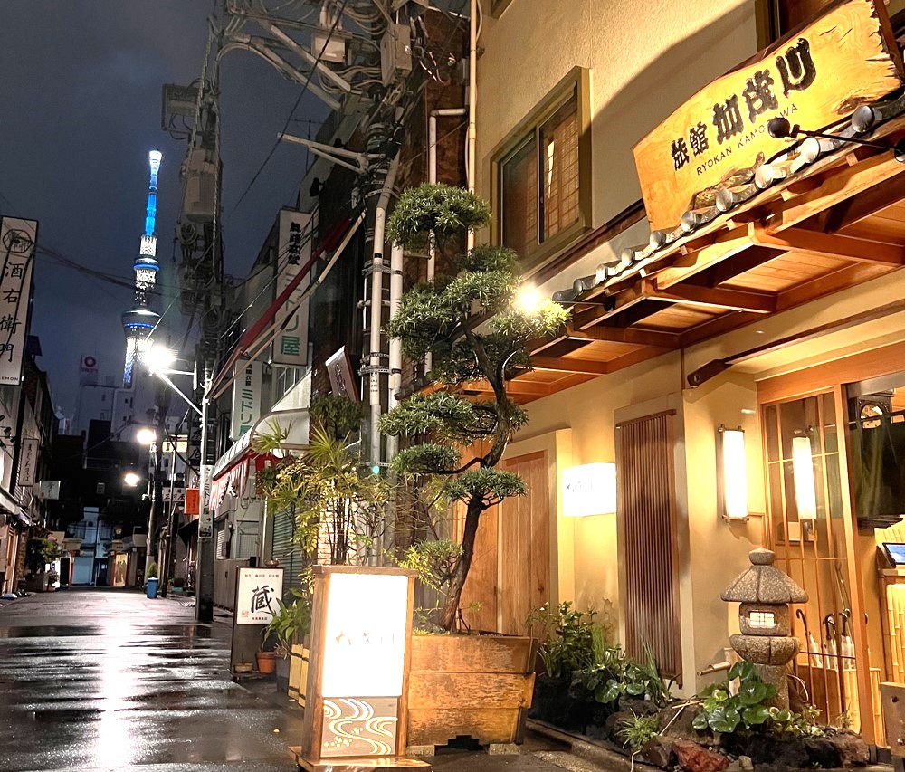 ▲位在觀光便利區域的旅館加茂川，從玄關就可眺望東京晴空塔。　圖：旅館加茂川／提供