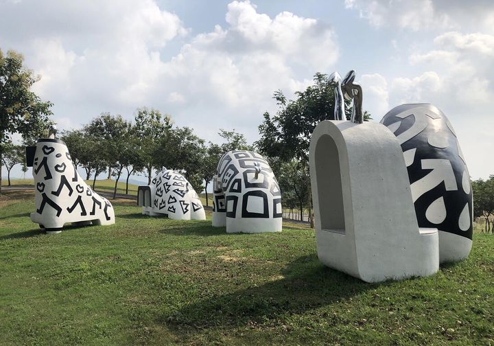 ▲運用「菱角殼」再製的「菱殼炭粉」所打造的公共雕塑藝術。　圖：西拉雅國家風景區管理處／提供