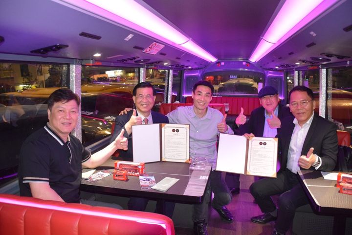 ▲臺北市雙層餐車與香港水晶巴士簽署合作ＭＯＵ共同推動城市精緻旅遊。　圖：臺北市政府觀光傳播局／提供