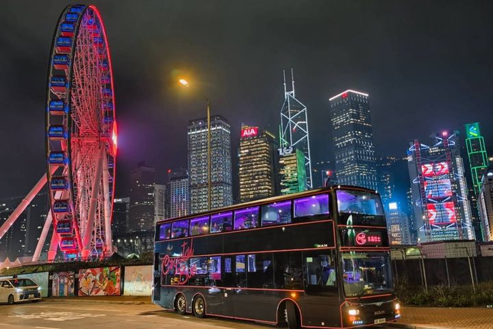 香港唯一觀光餐車「香港水晶巴士（Crystal Bus）」停靠多個景點，可一日看盡香港不同面貌。　記者-歐彥君／攝