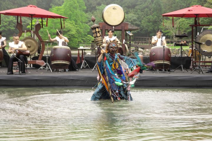 ▲明池水劇場「池中劍 III－神魔之界」貫穿神魔傳說探索隱藏的奧秘。　圖：力麗觀光／提供