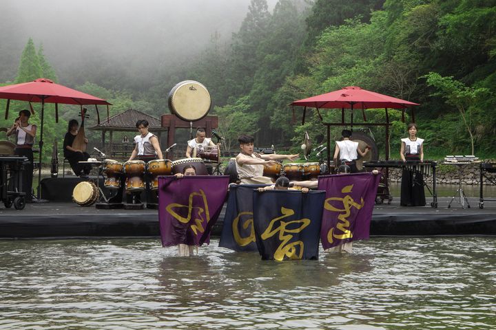 ▲明池水劇場「池中劍 III－神魔之界」舞蹈與武術交織宛若風雲變幻。　圖：力麗觀光／提供