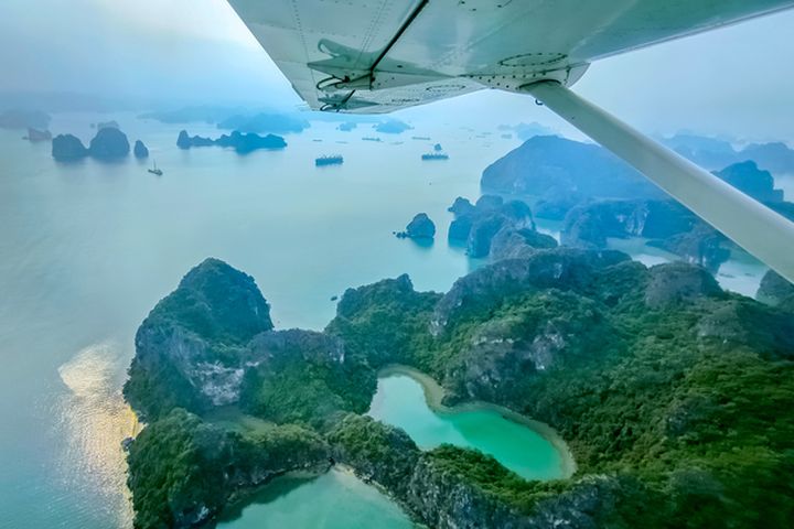 搭乘水上飛機，從上俯瞰下龍灣世遺之美。　圖：盈達旅遊／提供