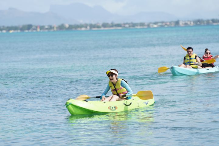 ▲Lulu 黃路梓茵在 Club Med 康隆尼角，挑戰滑水、獨木舟等多樣水上運動。　圖：Club Med／提供