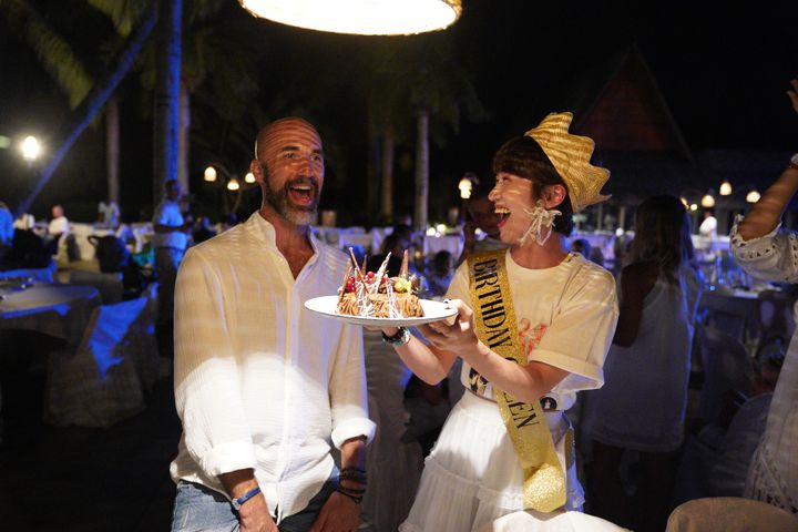 ▲Lulu 黃路梓茵參加 Club Med 經典活動「白色派對」，收到度假村準備的生日驚喜。　圖：Club Med／提供