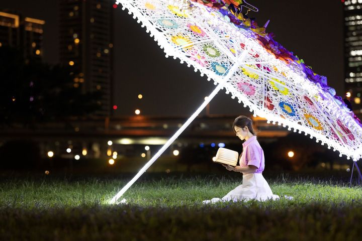 ▲花朵在日光下綻放，夜晚則透過光雕技術照耀出螢光的效果。　圖：新北市政府水利局／提供