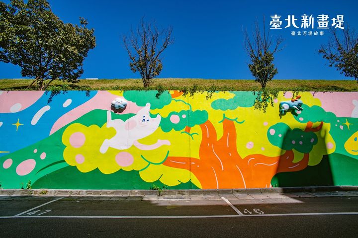 「福氣」將河濱公園的堤防變身為一幅生動的繪本故事牆。　圖：台北市政府工務局水利工程處／提供