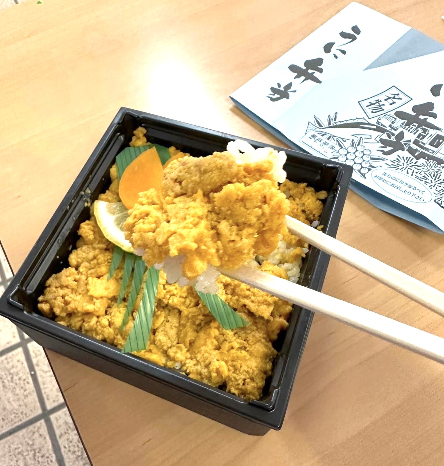 ▲海膽便當白飯上鋪滿厚厚一層蒸過的鹹香海膽，可口誘人，十年來美味不變。　圖：蔡雅雯／攝影