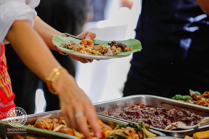 逾30家以上美食商家展示不同區域的代表菜餚。　圖：菲律賓觀光部／來源