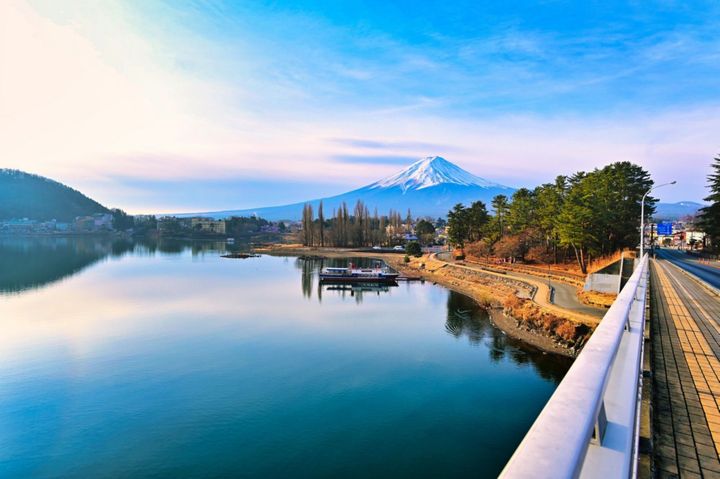 從「富士五湖」之一的河口湖眺望富士山。　圖：樂天旅遊／提供 