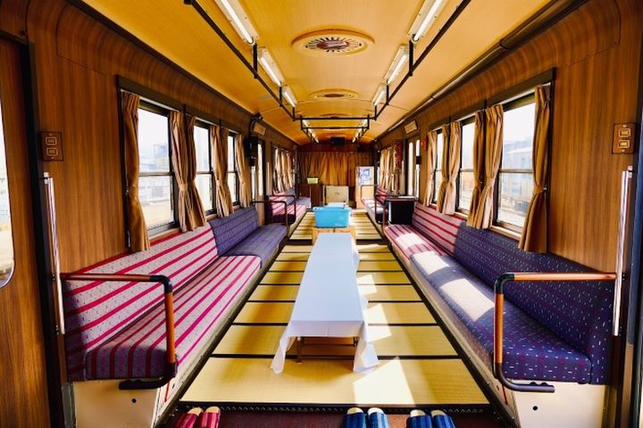 ▲弘南鐵道觀光列車，車廂內部有榻榻米、座墊，還可享用鄉土料理。　圖：喜鴻假期／提供