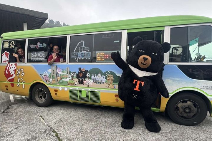 阿里山管理處處長洪維新、交通部觀光署喔熊與台灣好行合照。　圖：阿里山國家風景區管理處／提供