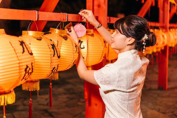 ▲民眾可領取祈福卡至各裝置綁上祈福卡與心願結緣。　圖：新北市政府觀光旅遊局／提供