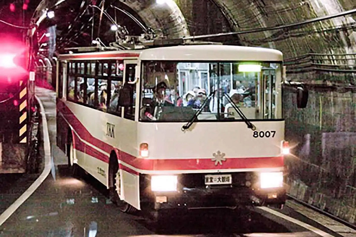 運行了28年的立山隧道無軌電車因替換的零件難以取得，決定結束服務。