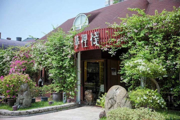 ▲澄清湖畔的南洋庭園風餐廳「夢裡棧」。　圖：高雄市政府觀光局／提供