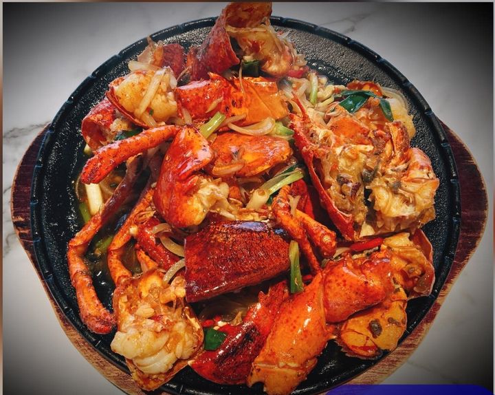 ▲在淡水漁人碼頭，可品嘗鮮美海味；圖為「大胖活海產」料理－蠔油龍蝦。　圖：大胖活海產／提供