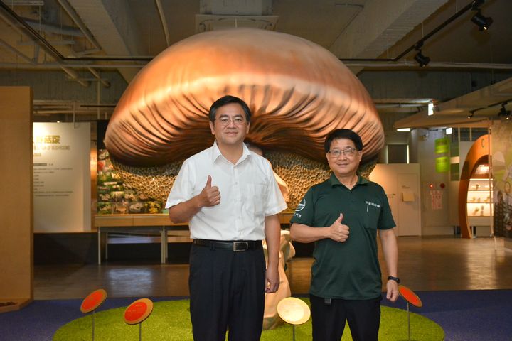 （左起）霧峰區農會總幹事黃景建、霧峰菇類產學館館長柯義雄。　記者-王政／攝