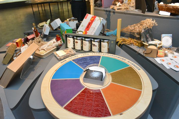 面對永續發展的趨勢，產學館也羅列出運用菇類可以研發出減塑、低碳的產品。　記者-王政／攝