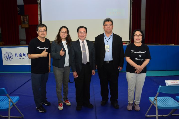 ▲（左起）東南科技大學觀光系主任兼台北市七星生態保育基金會執行長徐貴新、中華兩岸旅遊產學發展協會理事長齊雁蘋、東南科技大學校長李清吟、遊程規劃設計協會理事長鍾任榮。　圖：東南科技大學／提供